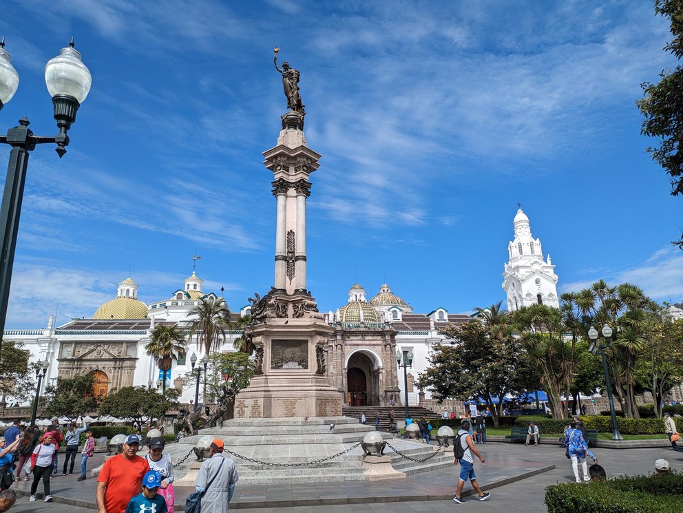 a monument stands tall in the center of Plaza de la Independencia